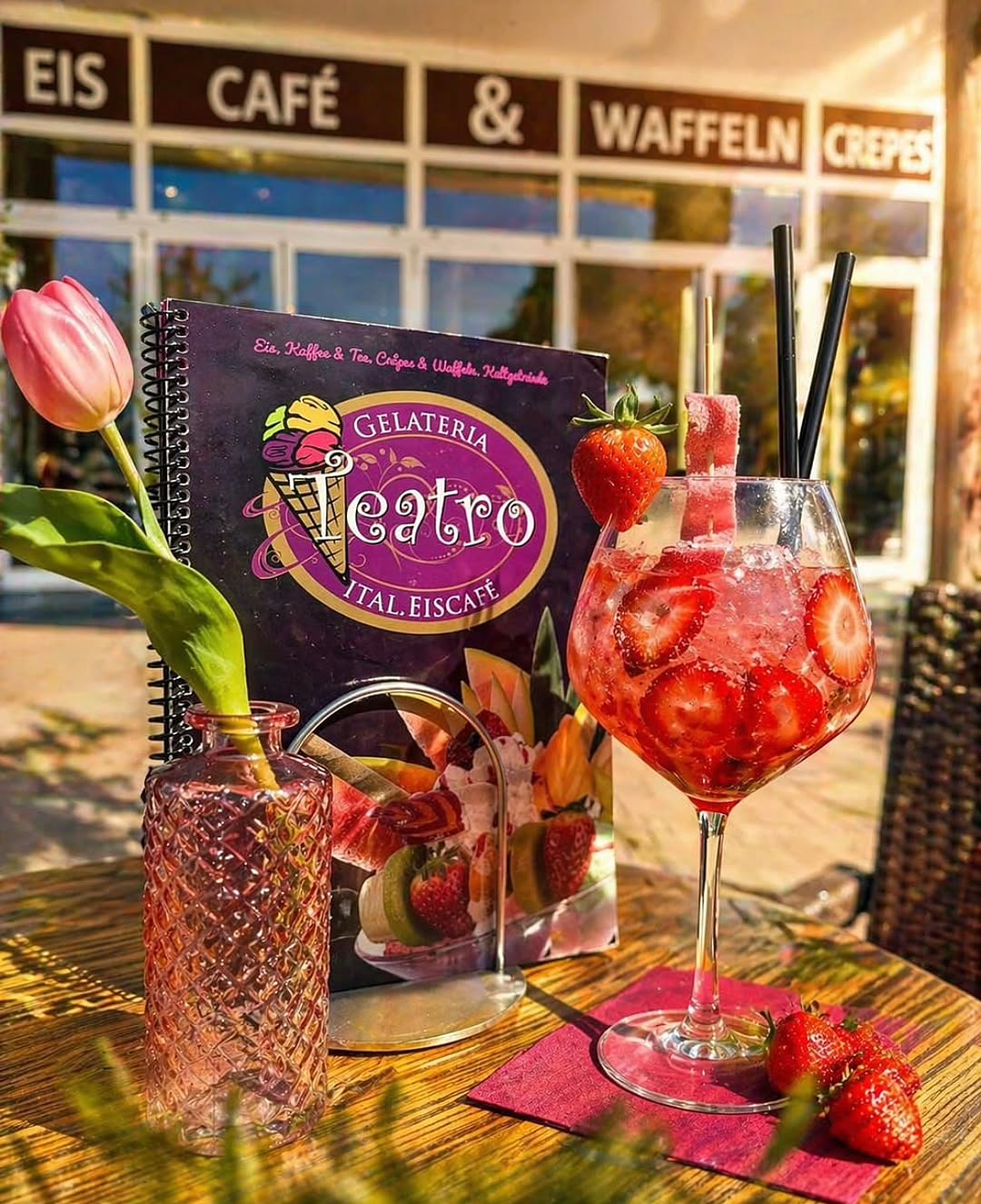Eiscafé Teatro — Erdbeertrinken vor dem Café